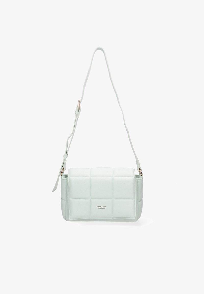 Sac à bandoulière rectangulaire blanc matelassé avec sangle réglable et petit logo doré "DIANA&CO FIRENZE" au centre avant.