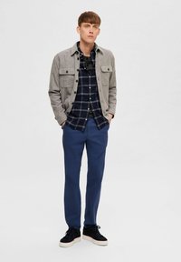 Selected Homme SLIMOWEN-BRUSHED NOOS - Skjorter - dark sapphire
