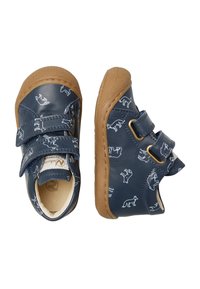 Námornické modré boty pro batolata s hnědými gumovými podrážkami a suchými zipy, zdobené bílými siluetami zvířat.