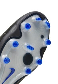 Fußballschuhsohle mit schwarzem Rand, durchscheinendem Design und blauen Stollen für bessere Traktion. Kreismuster auf der Unterseite sichtbar.