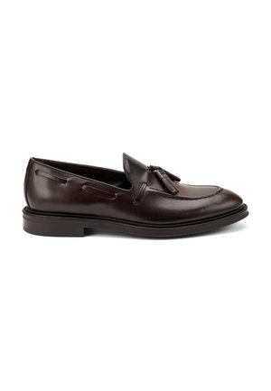 Mocasines de cuero marrón oscuro con una textura suave, que presentan un borlas decorativas y un detalle de costura, además de una suela de goma de perfil bajo.