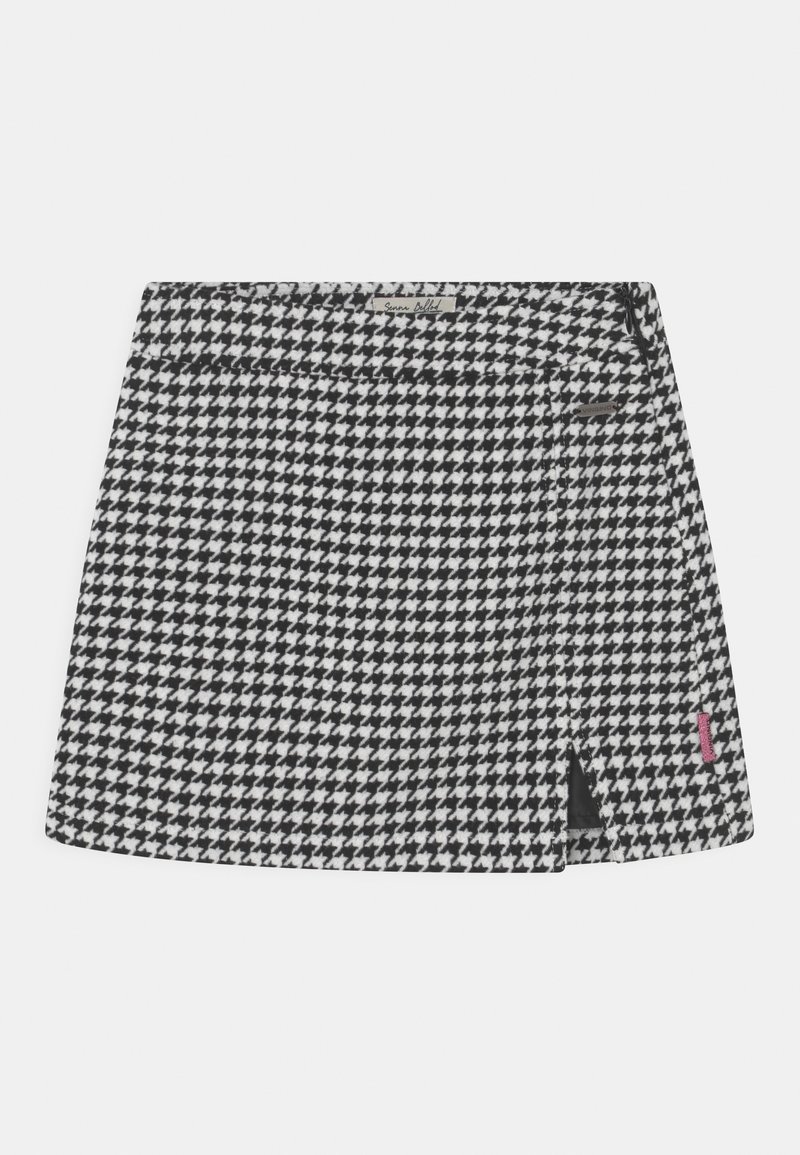 Jupe à imprimé pied-de-poule noir et blanc avec une coupe portefeuille, dotée d'une fente latérale et d'une petite étiquette rose à l'ourlet.