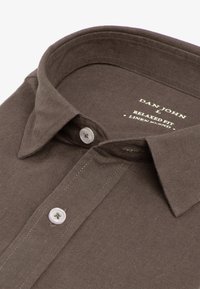 Camisa de mezcla de lino marrón con cuello puntiagudo y botones blancos, etiquetada "Dan John", talla grande, ajuste holgado.