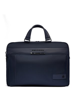 Maletín azul oscuro con dos asas superiores, bolsillo delantero con cremallera y logotipo de la marca Piquadro en material texturizado.