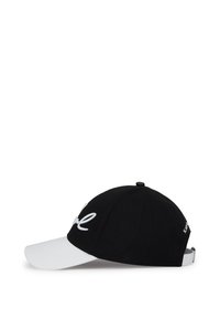 Czarna czapka baseballowa z białym zakrzywionym daszkiem, białym haftowanym napisem z przodu oraz regulowanym białym paskiem z tyłu.