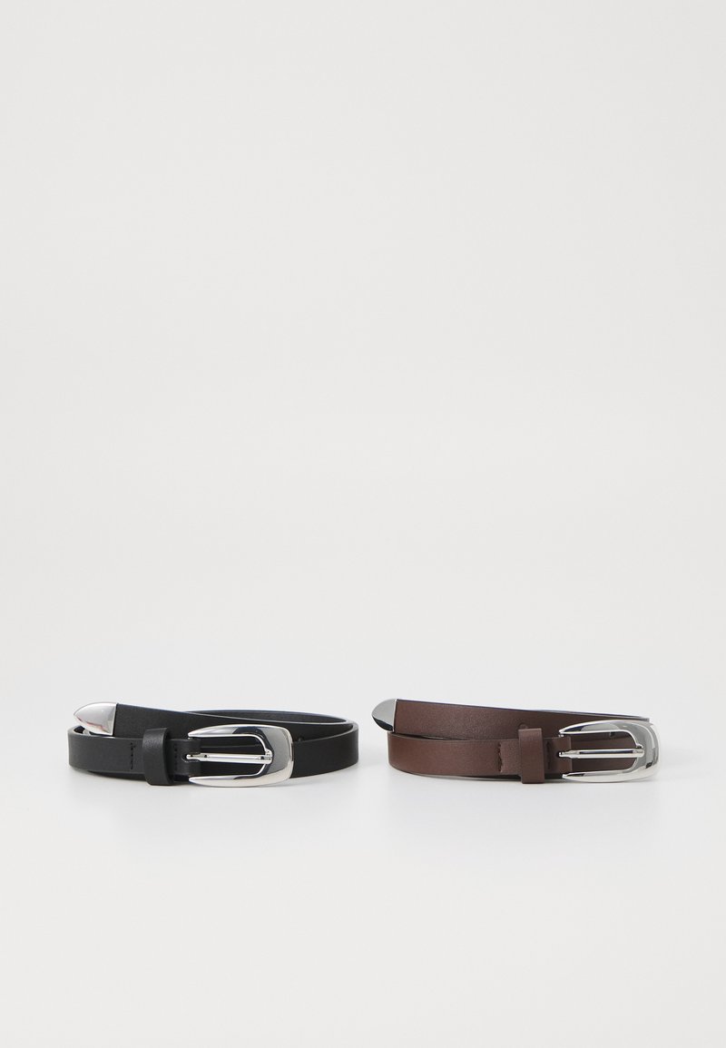 Deux ceintures en cuir, l'une noire et l'autre marron, toutes deux dotées de boucles en métal argenté au design simple et épuré.