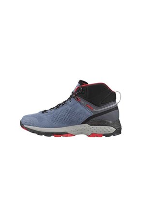 Chaussure de sport mi-haute avec dessus en mesh bleu, col rembourré noir, semelle grise et noire avec des accents rouges, et lacets noirs.
