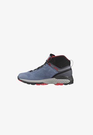 Zapatilla deportiva de corte medio con parte superior de malla azul, cuello acolchado negro, suela gris y negra con detalles en rojo y cordones negros.