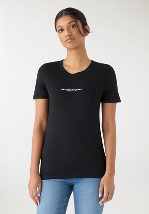 Czarny bawełniany t-shirt z krótkimi rękawami i okrągłym dekoltem. Na przodzie znajduje się biały haftowany napis „un caffè per favore”.