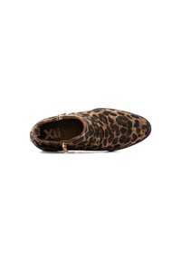Botín de tobillo con estampado de leopardo, con un upper suave y texturizado en marrón y negro, que cuenta con cierre de cremallera y una suela plana.