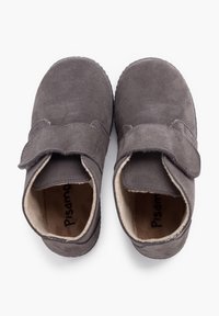 Scarpe in suede grigio con punta arrotondata e chiusura con strappo. Fodera interna morbida, suola in gomma piatta.
