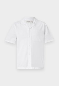 Chemise blanche à manches courtes et à boutons, avec une poche, dotée d'un tissu texturé et d'un design de col décontracté.