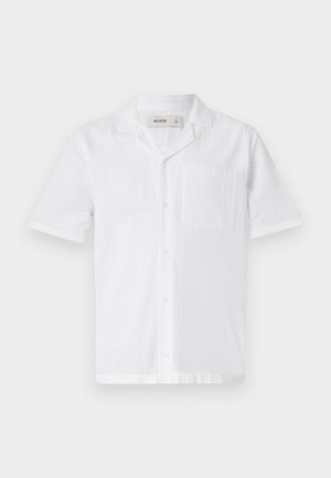Hvit kortermet skjorte med knapper og lomme, med teksturert stoff og en avslappet kragedesign.