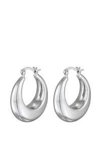 Silberne Creolen mit einer abgerundeten Halbmondform, polierter Oberfläche und Scharnierverschluss. Die strukturierte Innenseite reflektiert das Licht.