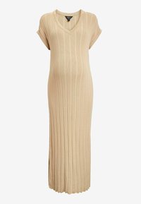 Robe maxi beige côtelée avec manches courtes et col en V, présentant des rayures verticales et des fentes latérales pour la mobilité. Confectionnée en tissu maille doux.