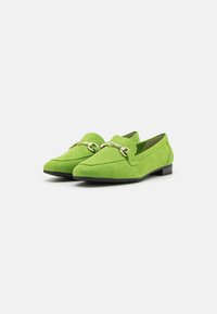Mocasines de ante verde con un diseño de punta, que presentan un acento de cadena dorada en el empeine y una suela baja negra.