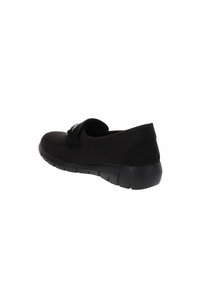 Scarpa nera slip-on realizzata in tessuto morbido con una tomaia testurizzata, dotata di punta arrotondata e suola in gomma flessibile. Include una fascia regolabile.