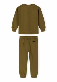 Olijfgroene katoenen sweatshirt en jogger set. Het sweatshirt heeft ribgebreide manchetten en een zoom, de joggers hebben een elastische tailleband en een zijzak.