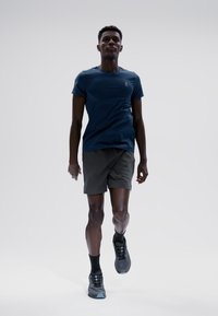 On CLOUDSTRATUS 3 - Road running shoes - metal   wisteria