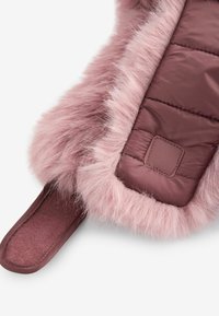 Polstrede, lyserøde vanter med blød faux fur kant; har et glat, quiltet stof og en struktureret stofstribe nær bunden.