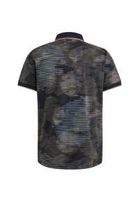Polo à manches courtes en bleu marine avec un motif rayé et des formes abstraites en beige et bleu. Il possède un col et une finition contrastante.