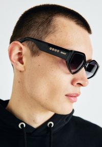 HOT GOSSIP UNISEX - Sluneční brýle - black/smoke gradient