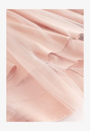 Mīksts rozā caurspīdīgs audums ar smalku sieta tekstūru, maigi salocīts, veidojot plūstošas, caurspīdīgas kārtas un smalkas ēnas.