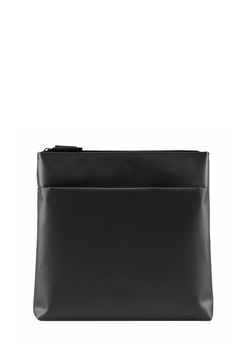 Funda con cremallera negra hecha de un material liso y duradero. Cuenta con un bolsillo frontal, forma rectangular y un diseño minimalista con logo en relieve.