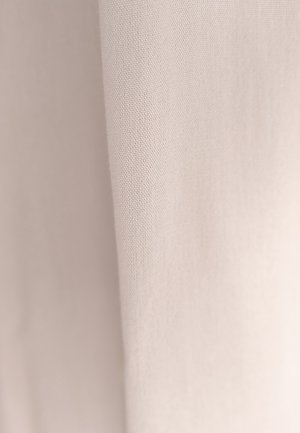 Jasny beżowy materiał o gładkiej teksturze, nieco pomarszczony, ukazujący delikatne wzory tkackie i fałdy. Miękkie oświetlenie podkreśla kolor.