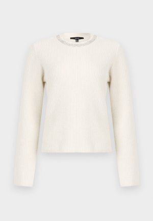 Biely rebrovaný sveter s dlhými rukávmi a okrúhlym výstrihom, zdobený striebornými korálkami na golieri. Mäkká textúra a priliehajúci strih.