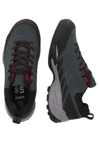 Et par grå og sorte vandresko med maroon-accentuerede snørebånd, tykke såler og polstrede ankelkraver, vist fra top- og sidevinkler.