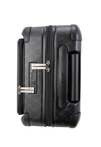 Hartschalenkoffer aus schwarzem Kunstleder mit einem geprägten Muster, doppelten Reißverschlüssen, einem Seitengriff und einem TSA-Schloss auf der Vorderseite.