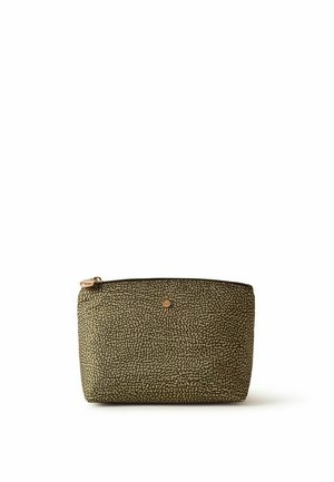 Pochette rettangolare colore verde oliva con texture, chiusura lampo dorata e piccolo emblema circolare dorato sul davanti, su sfondo bianco.