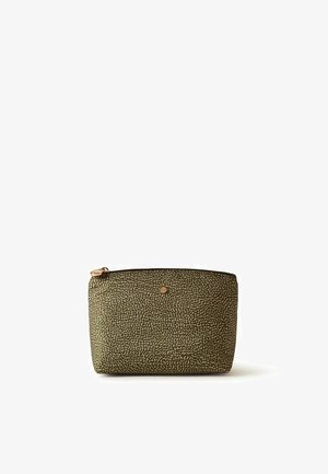 Pochette rettangolare colore verde oliva con texture, chiusura lampo dorata e piccolo emblema circolare dorato sul davanti, su sfondo bianco.