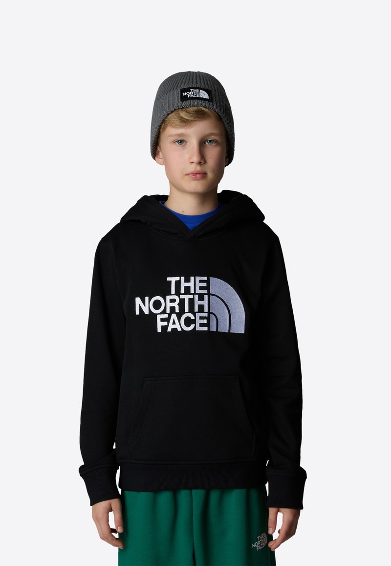 Felpa nera con cappuccio e logo bianco sul petto, abbinata a pantaloni verdi. Berretto in maglia grigia con logo sulla parte frontale. Design semplice e casual.