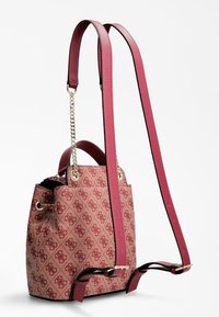 Bucket taske i pink med et monogrammønster, der har læderstropper og accentuerende kæder i guldfarve. Tekstureret stof med en struktureret form.