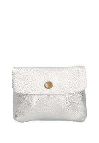 Bolsita plateada metálica hecha de material texturizado, con forma redondeada, tapa plegable y cierre a presión redondo dorado.
