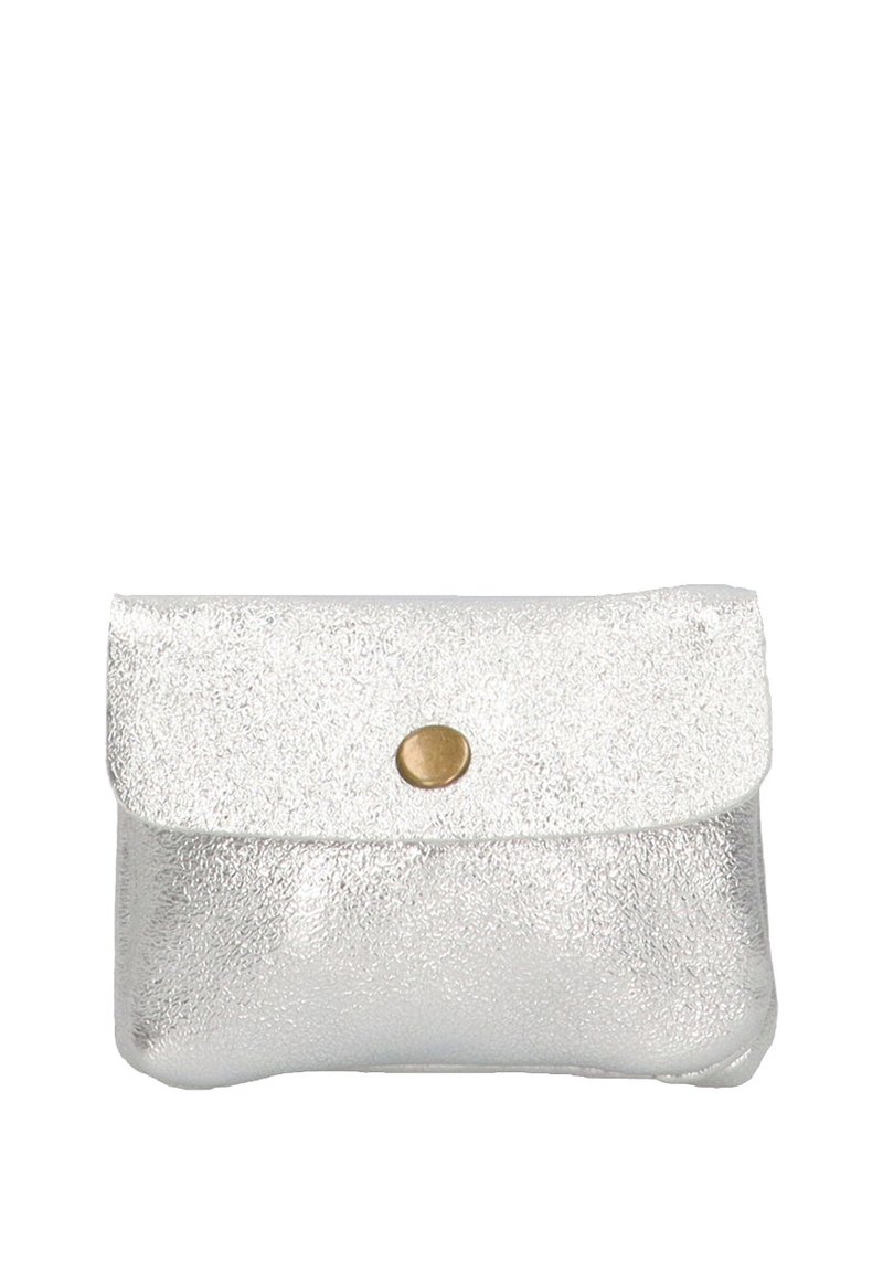 Bolsita plateada metálica hecha de material texturizado, con forma redondeada, tapa plegable y cierre a presión redondo dorado.