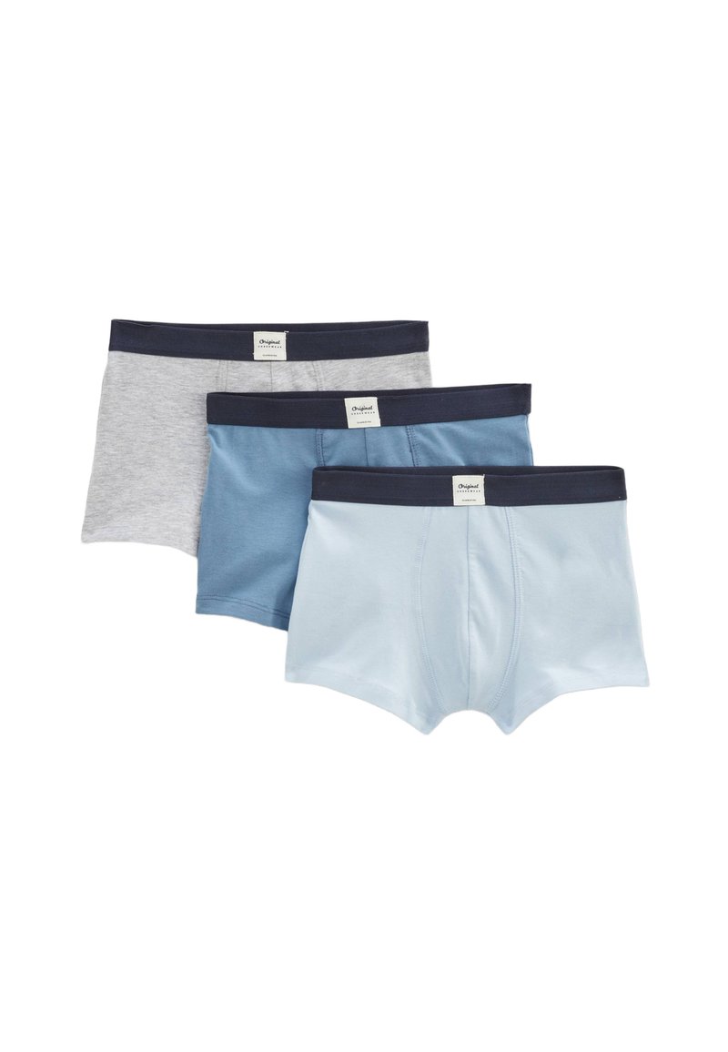 Trois paires de boxers en coton en gris, bleu foncé et bleu clair avec des ceintures et des étiquettes bleu marine. Texture lisse et coupe ajustée.