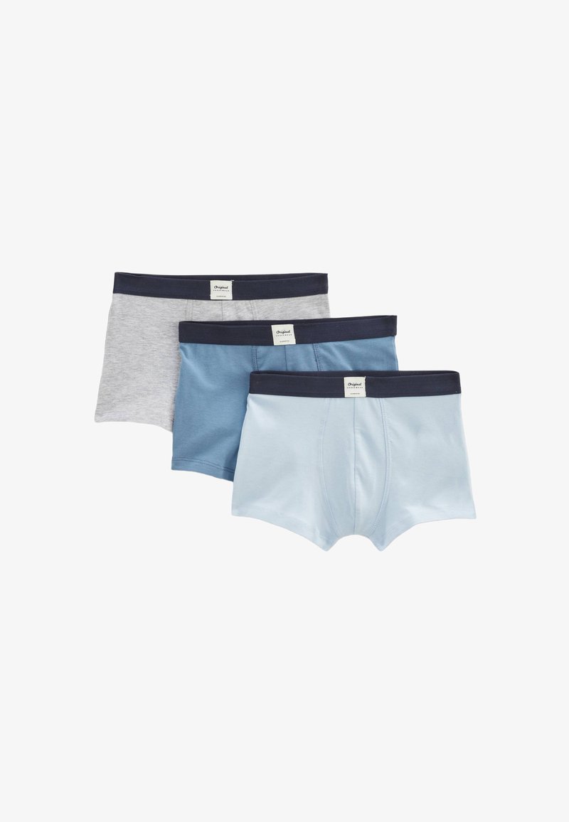 Trois paires de boxers en coton en gris, bleu foncé et bleu clair avec des ceintures et des étiquettes bleu marine. Texture lisse et coupe ajustée.