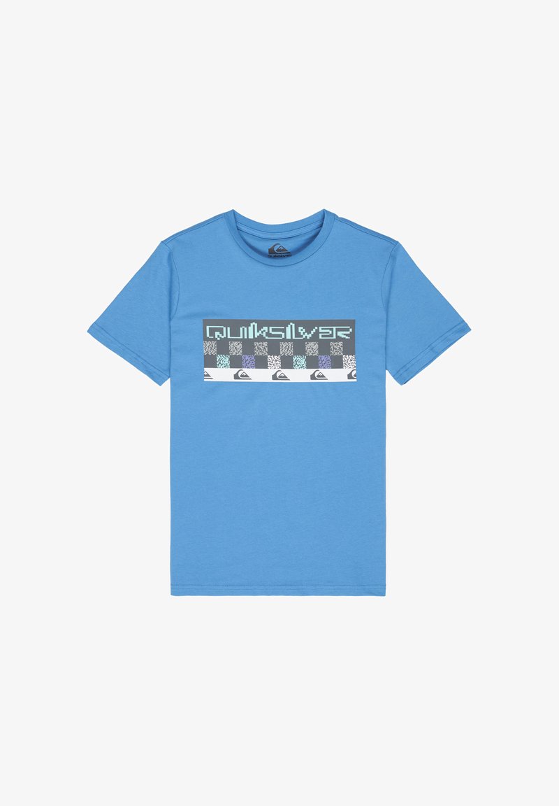 Blauw T-shirt met korte mouwen en een rechthoekig gedrukt ontwerp met gepixelde vierkanten en de tekst "Quiksilver" over de borst.