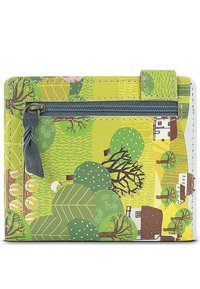 Billetera multicolor con un diseño de paisaje que incluye árboles, casas y colinas en tonos vibrantes de verde y amarillo. Incluye un bolsillo con cremallera.