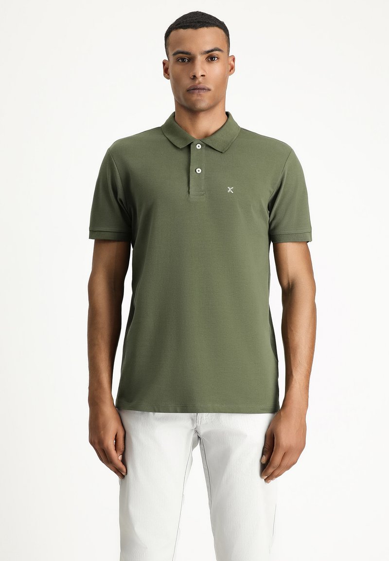 Oliwkowa koszulka polo z bawełny, z kołnierzykiem na trzy guziki, krótkimi rękawami i małym haftowanym logo na piersi.