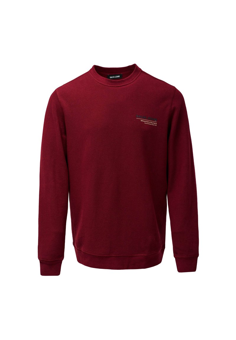 Sudadera de cuello redondo en color burdeos, con mangas largas, puños y dobladillo de canalé, y pequeño logotipo en texto en el lado izquierdo del pecho que dice "Salsa Jeans."