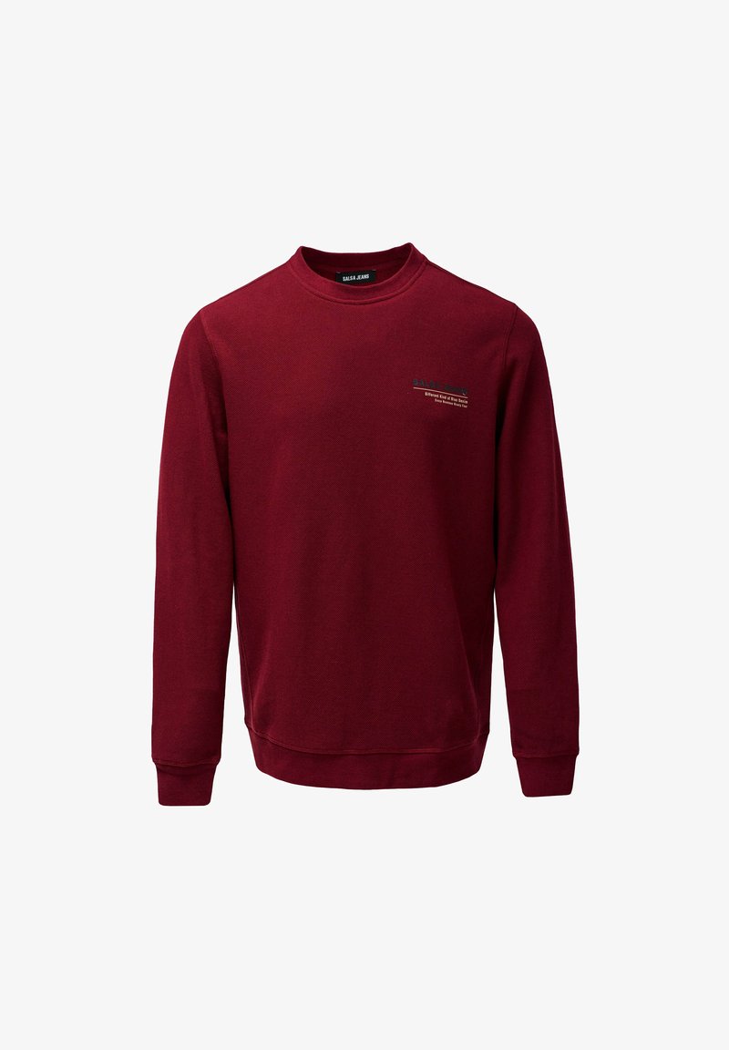 Sudadera de cuello redondo en color burdeos, con mangas largas, puños y dobladillo de canalé, y pequeño logotipo en texto en el lado izquierdo del pecho que dice "Salsa Jeans."