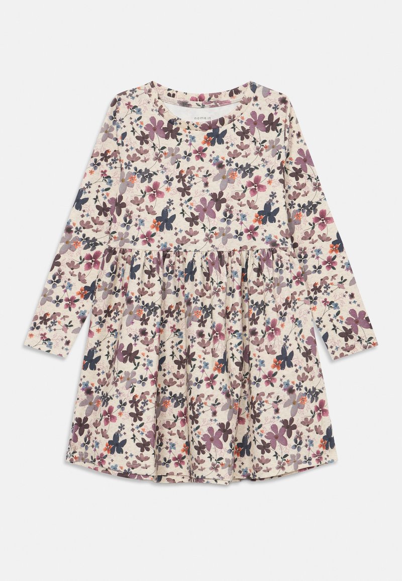 Vestido de manga larga en beige claro con un patrón floral en púrpura, azul y naranja. Falda fruncida, escote redondo y tela suave.