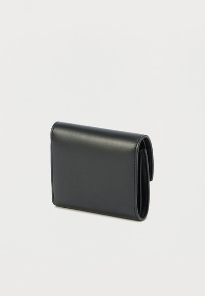 Čierna kožená peňaženka, obdĺžnikový tvar, hladká textúra, skladací dizajn, minimálne prešívanie, otvorená s vnútornými priehradkami.