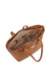 Sac tote en cuir tanné avec double anses, fermeture à glissière, et un intérieur beige clair avec un motif de logo et une petite poche zippée.
