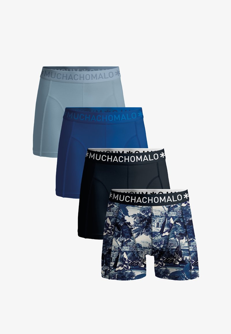 Vier paar boxershorts: lichtblauw, donkerblauw, zwart en blauw met patroon. Elk heeft een elastische tailleband met merklogo.