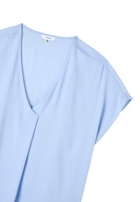 Top azzurro chiaro a maniche corte con scollo a V, realizzato in tessuto morbido. Presenta una vestibilità rilassata e dettagli di cucitura discreti lungo i bordi.